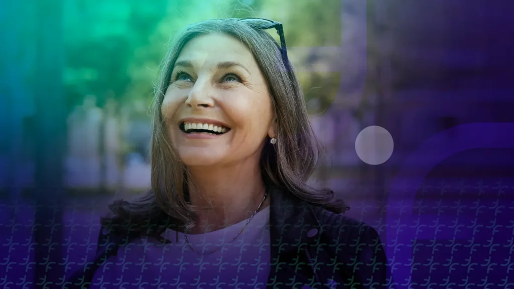 Mulher sorrindo usando telemedicina Facilitta Saúde